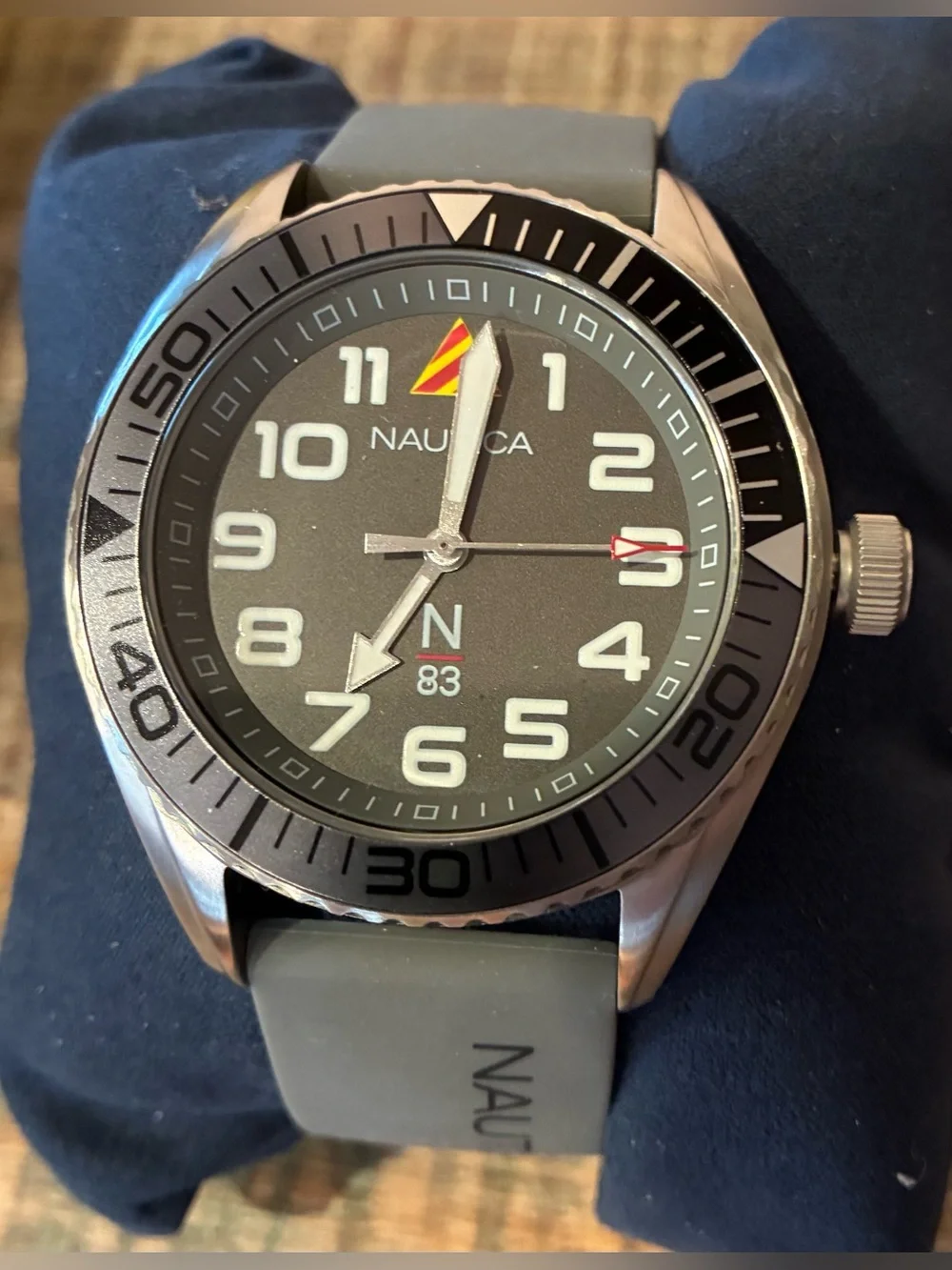 Nautica N83 NAPFWF202 Men's Gray Silicone Strap Sport Watch Like New in Box